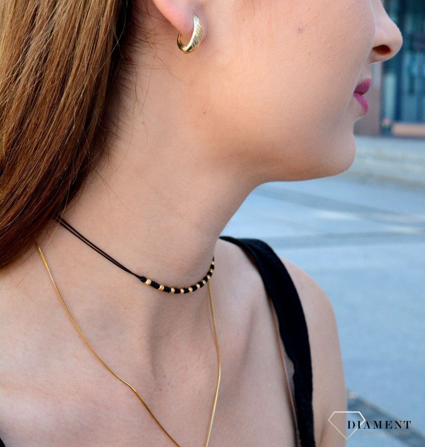 Złote kolczyki na angielskie zapięcie 333 'Uniwersalny wzór' KL 6881 333. Eleganckie, złote kolczyki grawerowane  wykonane z próby złota 333 o wadze około 1,40 g  wielkości 1,5 cm oraz szerokości 0,5 cm. Ich kształt jest uniwe.jpg